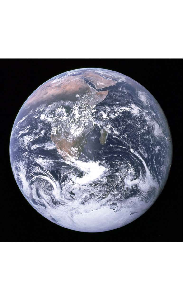 Die Erde, aufgenommen  während des Fluges von Apollo 17 zum Mond am 7. Dezember 1972: Ein Planet ist ein Himmelskörper, der sich in einer Umlaufbahn um eine Sonne befindet und genug Masse besitzt, dass seine eigene Schwerkraft ihn in eine nahezu runde Form zwingt. Er hat die Umgebung seiner Umlaufbahn von anderen Himmelskörpern freigeräumt.