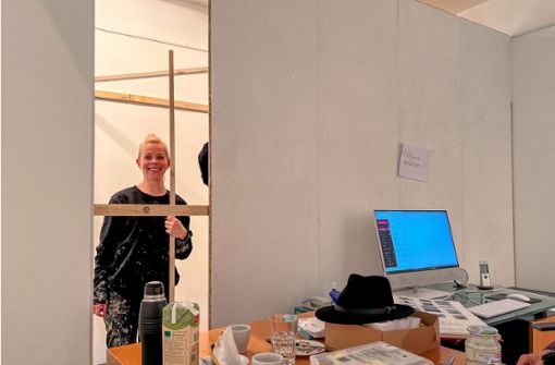 Anna Bittersohl beim Aufbau in Stuttgart Foto: Galerie Schlichtenmaier/Kay Kromeier