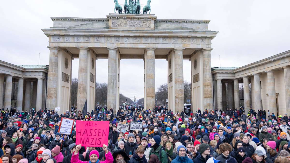 Demonstration in Berlin: Tausende Menschen bei Demo gegen Rechts am Brandenburger Tor