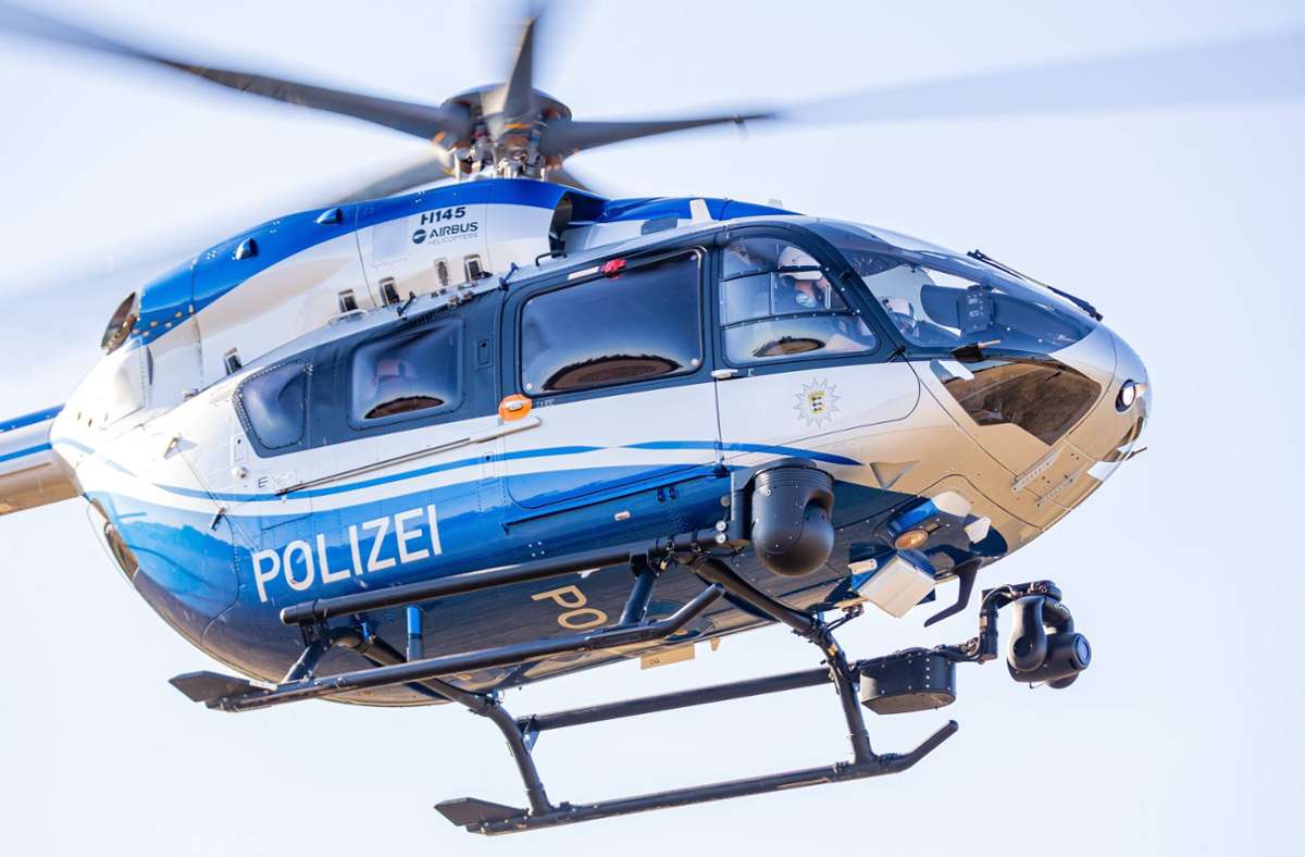 Hubschrauberfahndung in Waiblingen: Polizei sucht Mann mit vermeintlichen Maschinenpistolen