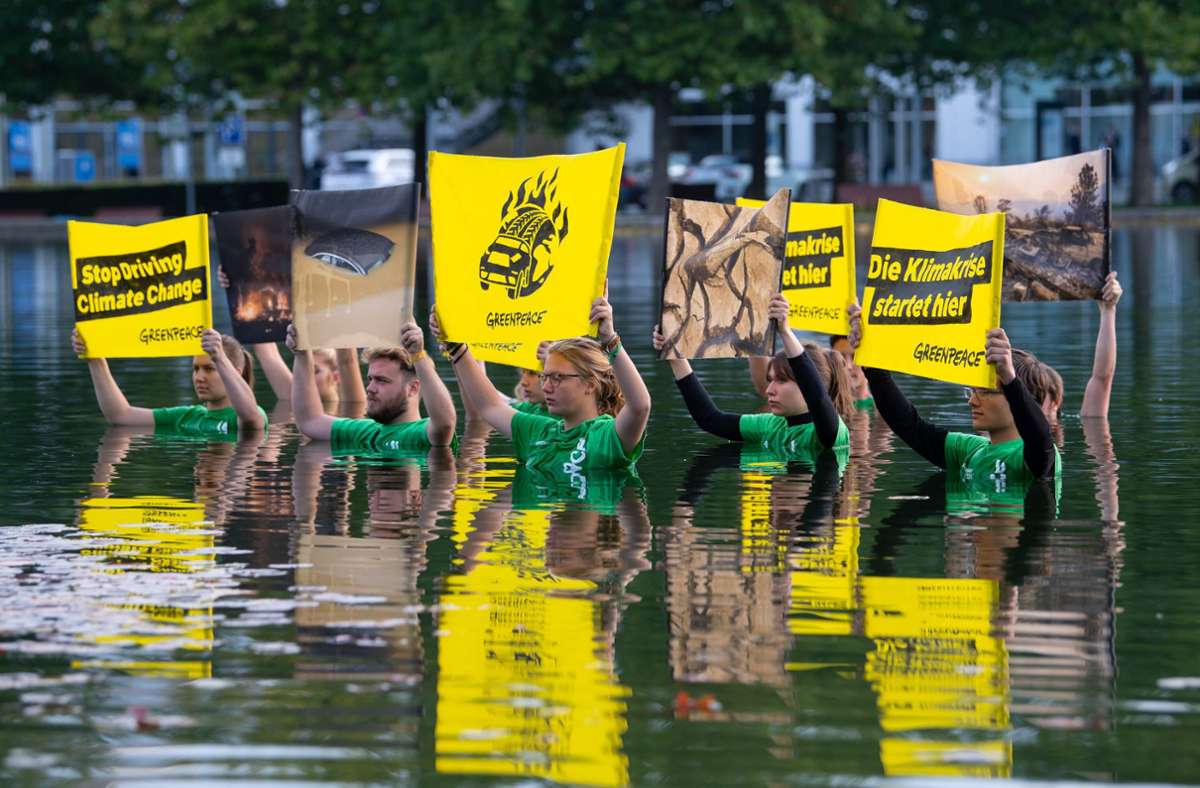 Automesse IAA Mobility: Greenpeace-Aktivisten demonstrieren im kalten Wasser
