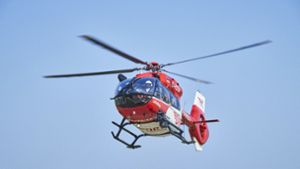 Rettungshubschrauber-Einsatz in Böblingen: Mann will vor Polizei fliehen und stürzt vom Dach