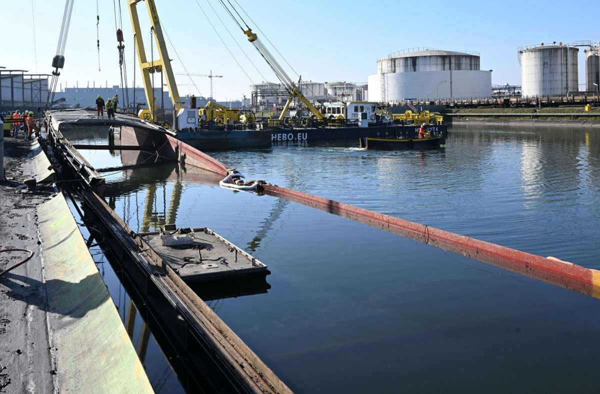 Kehler Rheinhafen: 100 Meter langes Schiffswrack „Taranis“ geborgen