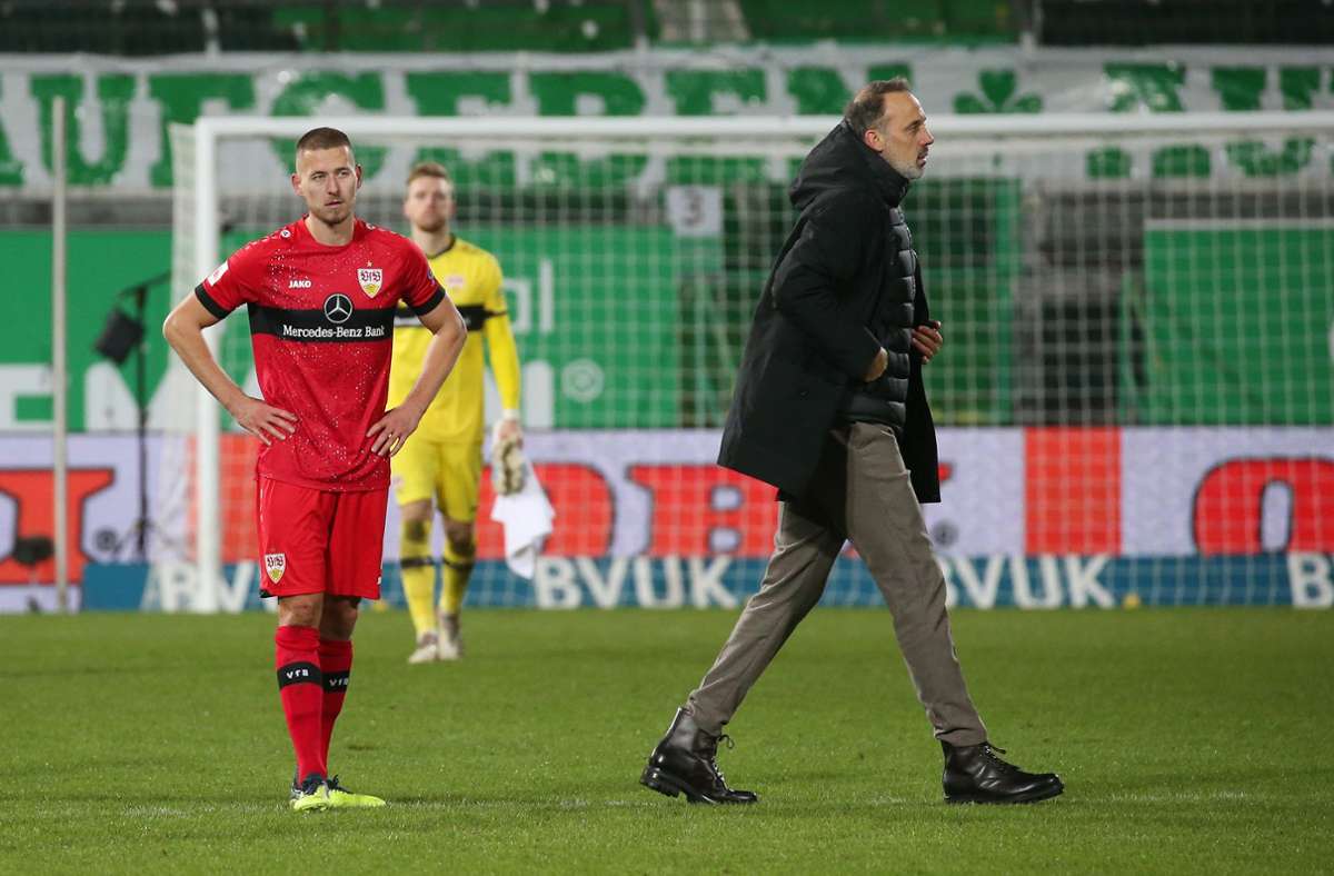 Waldemar Anton (li.) und Trainer Pellegrino Matarazzo ist die Enttäuschung über das 0:0 in Fürth anzusehen. Foto:  