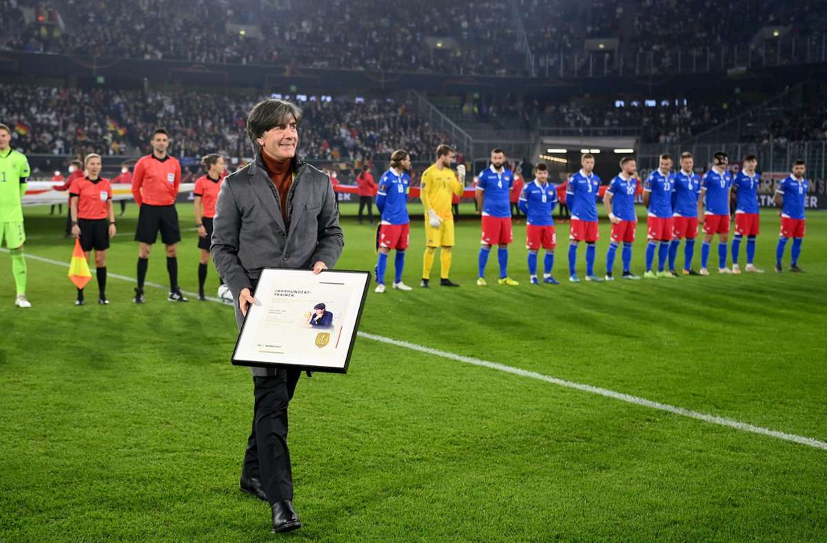 Der ehemalige Bundestrainer Jogi Löw erhielt eine Urkunde.