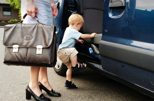 Die Doppelbelastung von Familie und Beruf betrifft immer noch häufiger Frauen. Foto: photothek.net/Ute Grabowsky