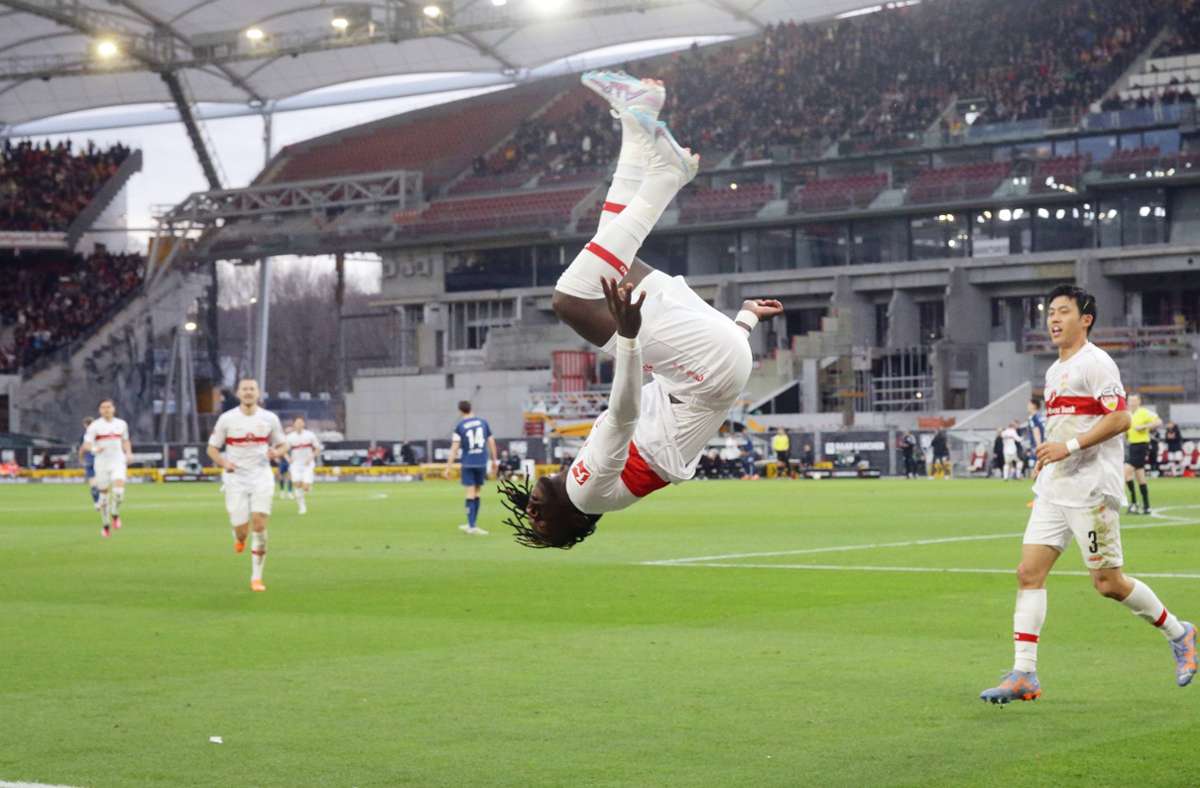 Tanguy Coulibaly schießt für den VfB das 3:0 und jubelt.