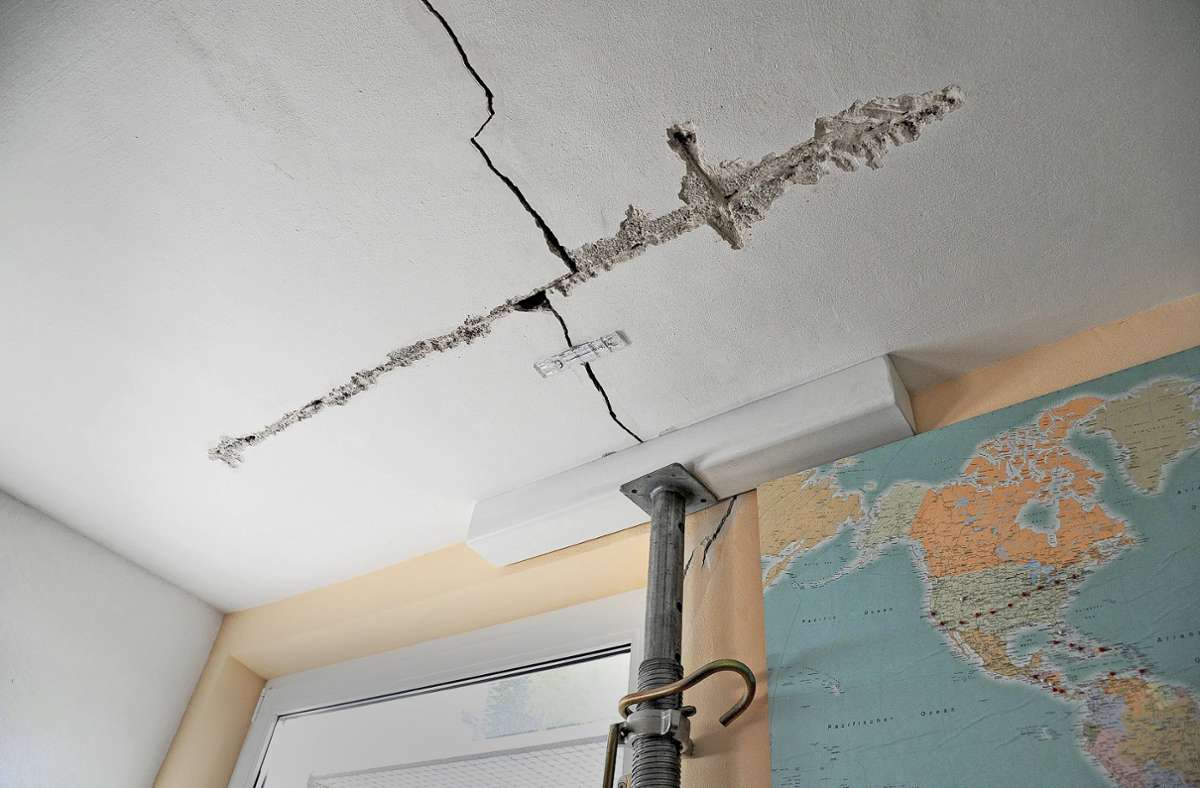 Leben mit den Deckenrissen. Ein von den Erdhebungen betroffenes Haus wird mit einer Stütze stabilisiert Foto: /Thomas Bischof
