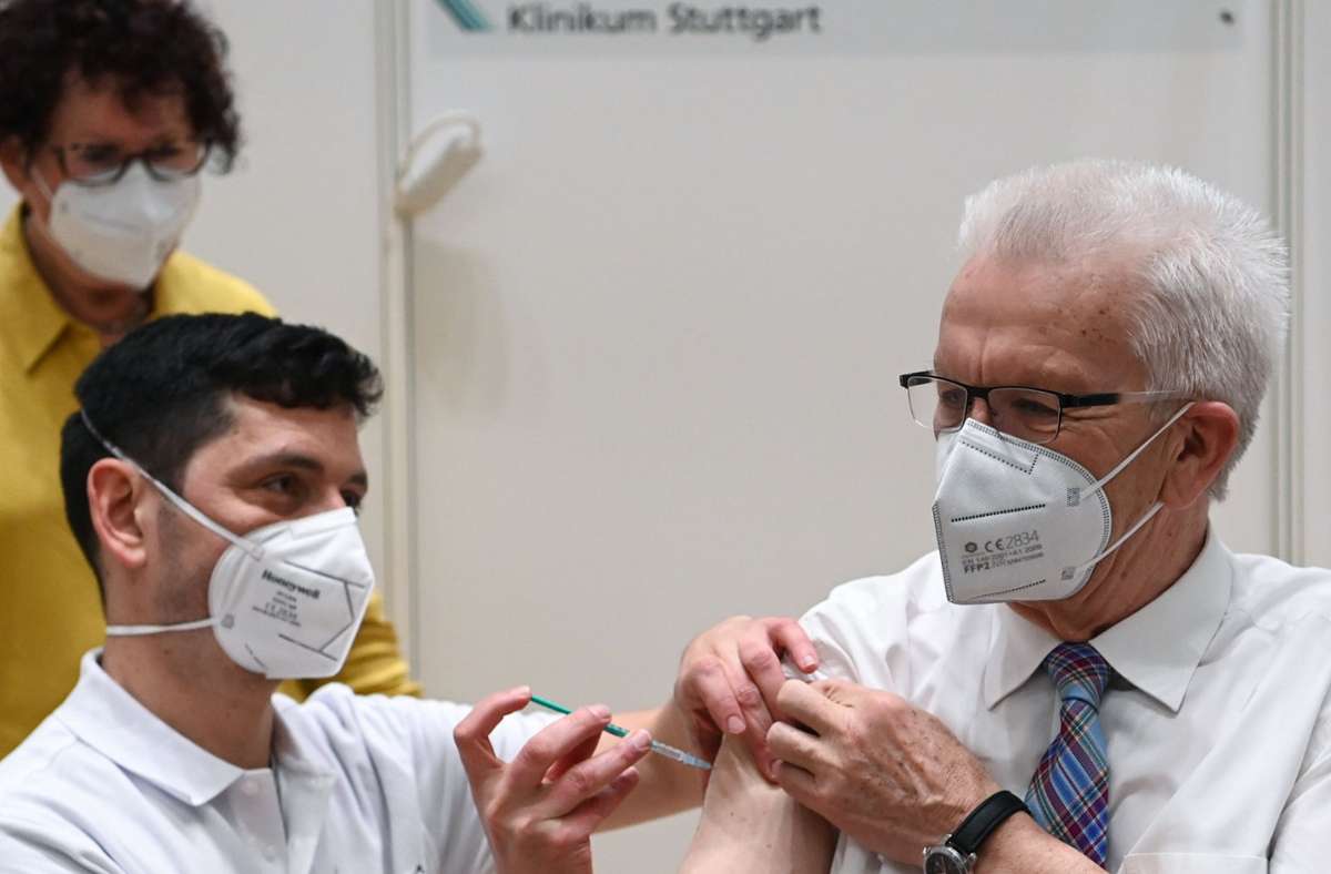 Coronavirus in Baden-Württemberg: Kretschmann lässt sich als erster Ministerpräsident impfen