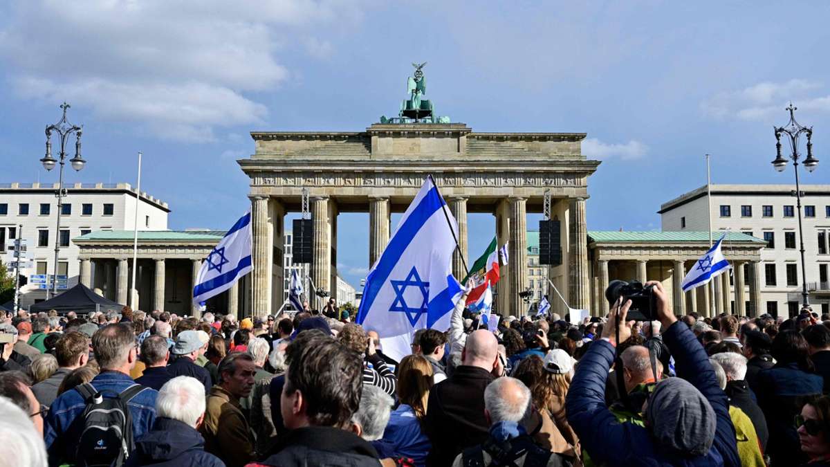 Tausende Menschen kamen zu der Kundgebung gegen Antisemitismus und für Solidarität mit Israel am Brandenburger Tor.