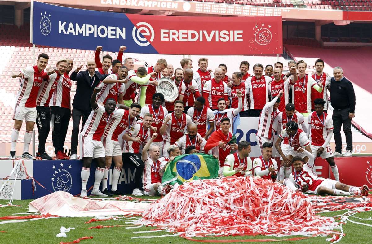 Niederländischer Fußballrekordmeister: Ajax Amsterdam   schmilzt Meisterschale ein – für jeden Fan ein Stück
