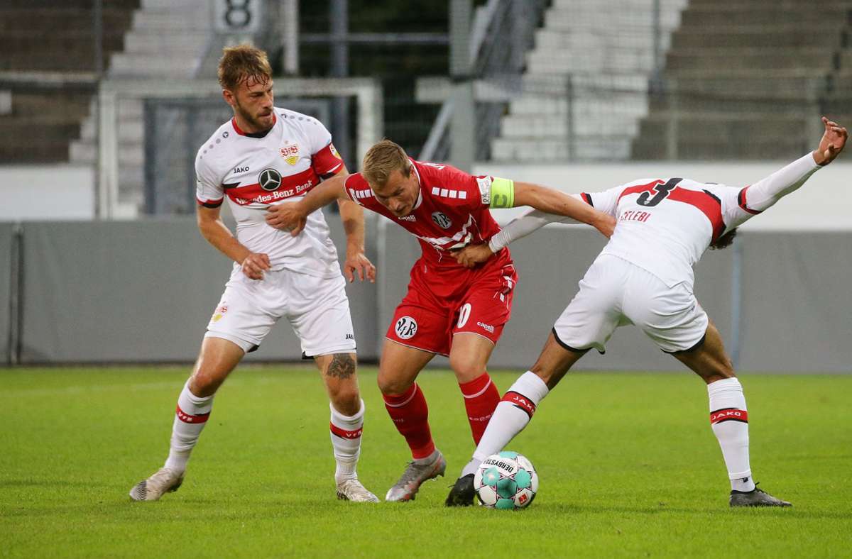 Ex-Kickers-Spieler Sandro Abruscia (Mitte, gegen Dominik Nothnagel (li.) und Ekin Celebi) führte den VfR Aalen als Kapitän  zum Sieg beim VfB II.