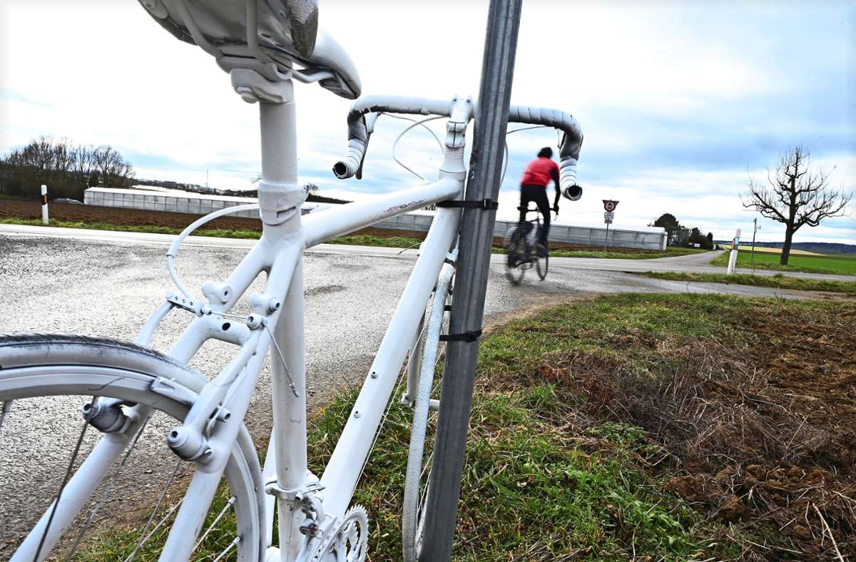 Ein weiß lackiertes Fahrrad, von vielen als Geisterrad bezeichnet, erinnert an den tödlichen Unfall und warnt zugleich.