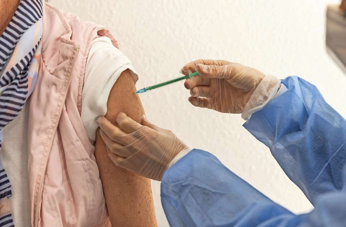 Kritik an Impfpolitik: Ärzte: „Legen beim Impfen drauf“