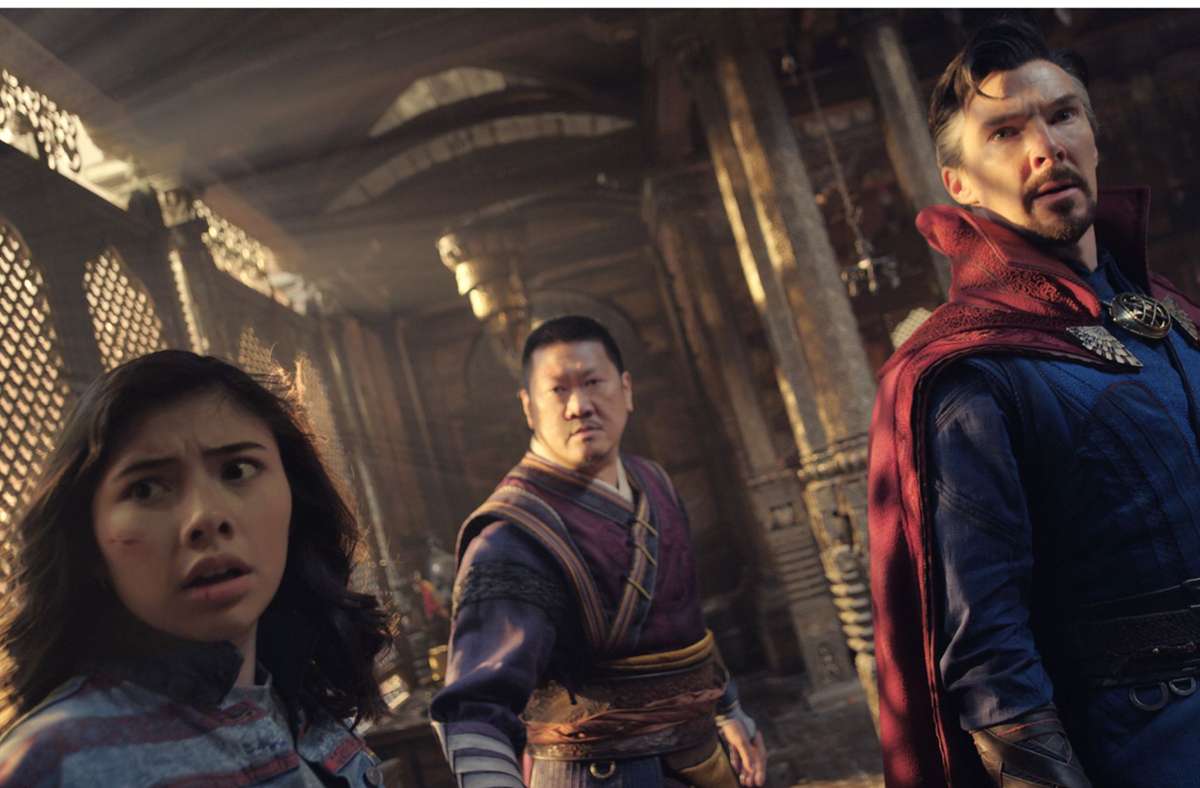 Xochitl Gomez als America Chavez (links), Benedict Wong als Wong (Mitte) und Benedict Cumberbatch als Dr. Stephen Strange in einer Szene aus „Dr. Strange in the Multiverse of Madness“.