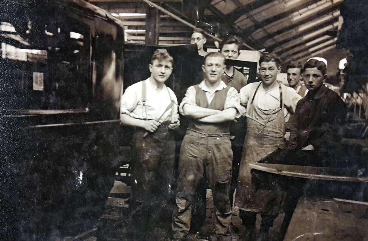 Mit Muckis und Köpfle Motorkutschen gebaut: Daimler-Arbeiter in den 20er-Jahren. Foto: Stadtarchiv Sindelfingen