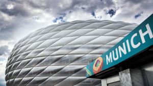 Diebe stehlen UEFA-Banner und präsentieren Beute im Netz