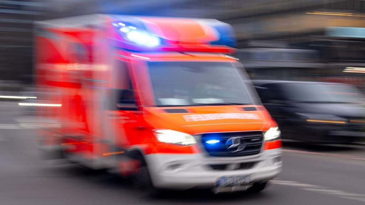Auf Bauernhof in Niederbayern: Trio kippt mit Teleskoplader um - ein Toter, zwei Verletzte