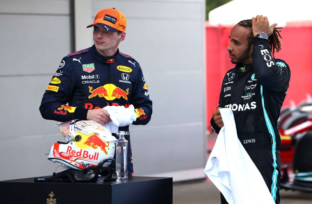Es kann nur einen Weltmeister geben: entweder Lewis Hamilton (rechts) oder Max Verstappen. Foto: imago/Steve Etherington