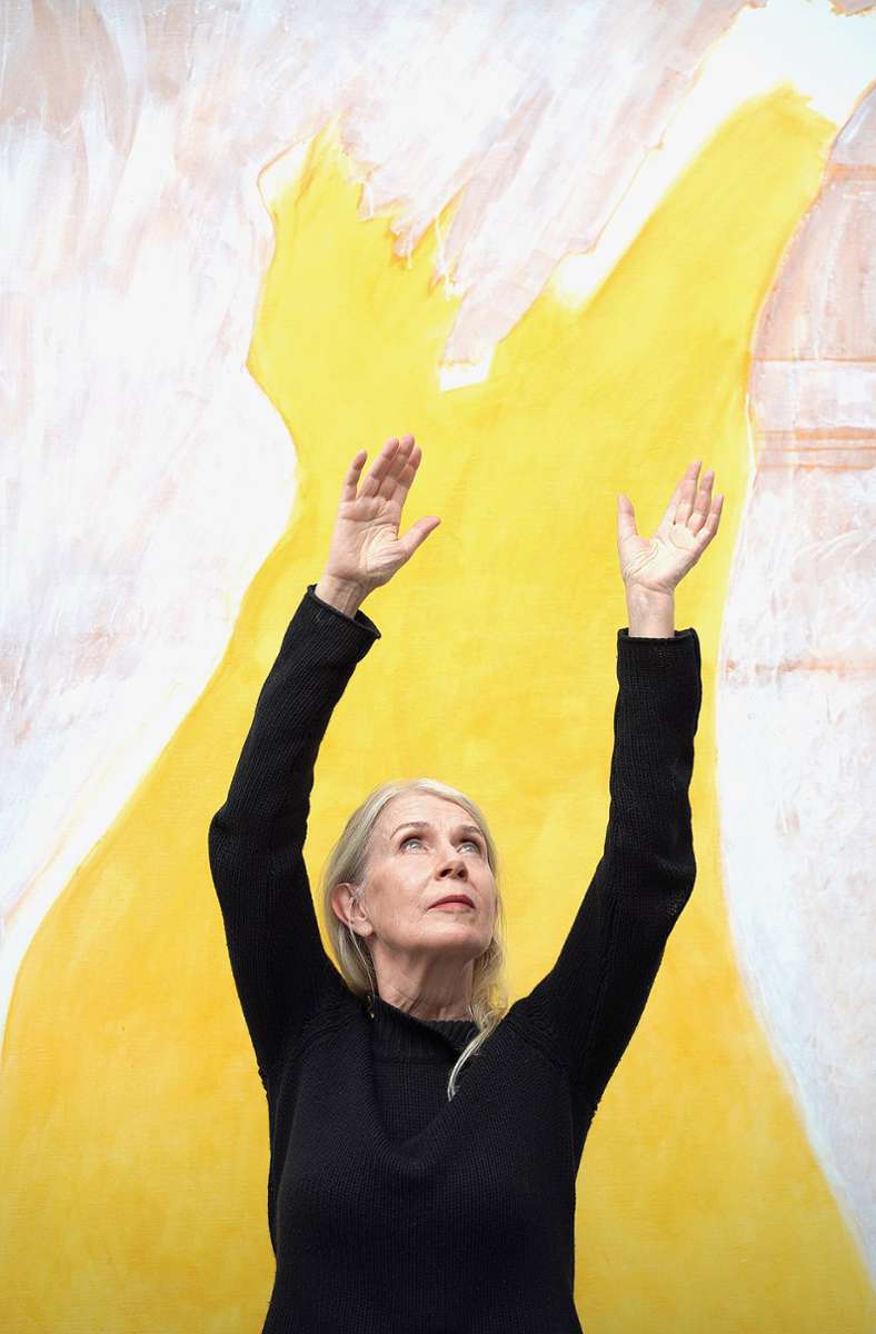 „Engel im goldenen Hemd“ heißt das Werk der Fotografin  Angelika Platen, für das sie die schwedische Malerin Cecilia Edelfalk 2018 in Szene gesetzt hat.