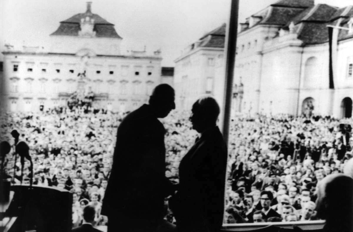 Hier sieht man Konrad Adenauer und Charles de Gaulle bei der Rede an die deutsche Jugend vor dem Ludwigsburger Schloss.