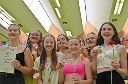 Blümchen für Team eins der Holzgerlinger U18-Mädchen: Platz eins war der erste Triumph beim Schönbuch-Jugend-Cup, die zweite Mannschaft setzte als Dritter noch einen drauf. Foto: privat