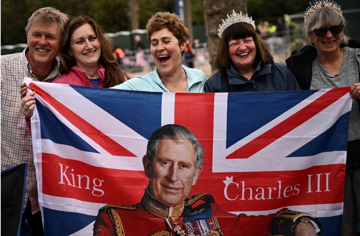 Anhänger der britischen Monarchie fiebern der Krönung von Charles III. entgegen. Fanartikel gibt es überall in London.