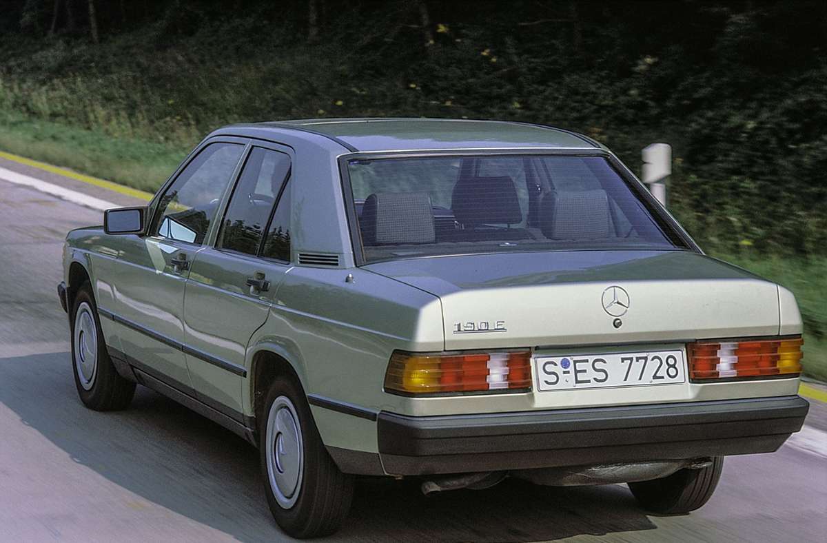Am 8. Dezember 1982 erweitert Mercedes   seine Modellpalette um eine neue, kompaktere Baureihe unterhalb der oberen Mittelklasse und der Oberklasse.