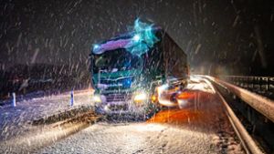 Schnee sorgt für Chaos, Sperrungen und Unfälle