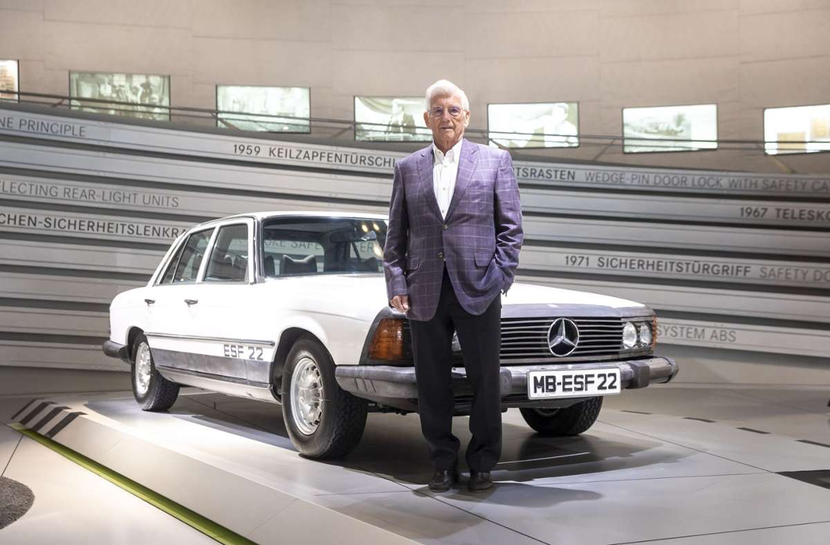 Wegweisend: Guntram Huber, 86, im Mercedes-Benz Museum vor einem  Sicherheits-Versuchsfahrzeug. Huber gehörte zu einer kleinen Forschungsgruppe, die bereits 1959 im Sindelfinger Mercedes-Werk   erste Crash-Tests durchführte.
