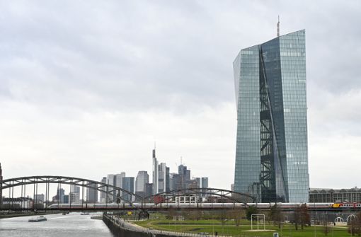 Seit Juli hat die Europäische Zentralbank ihre Leitzinsen um drei Prozentpunkte erhöht. Foto: dpa/Arne Dedert