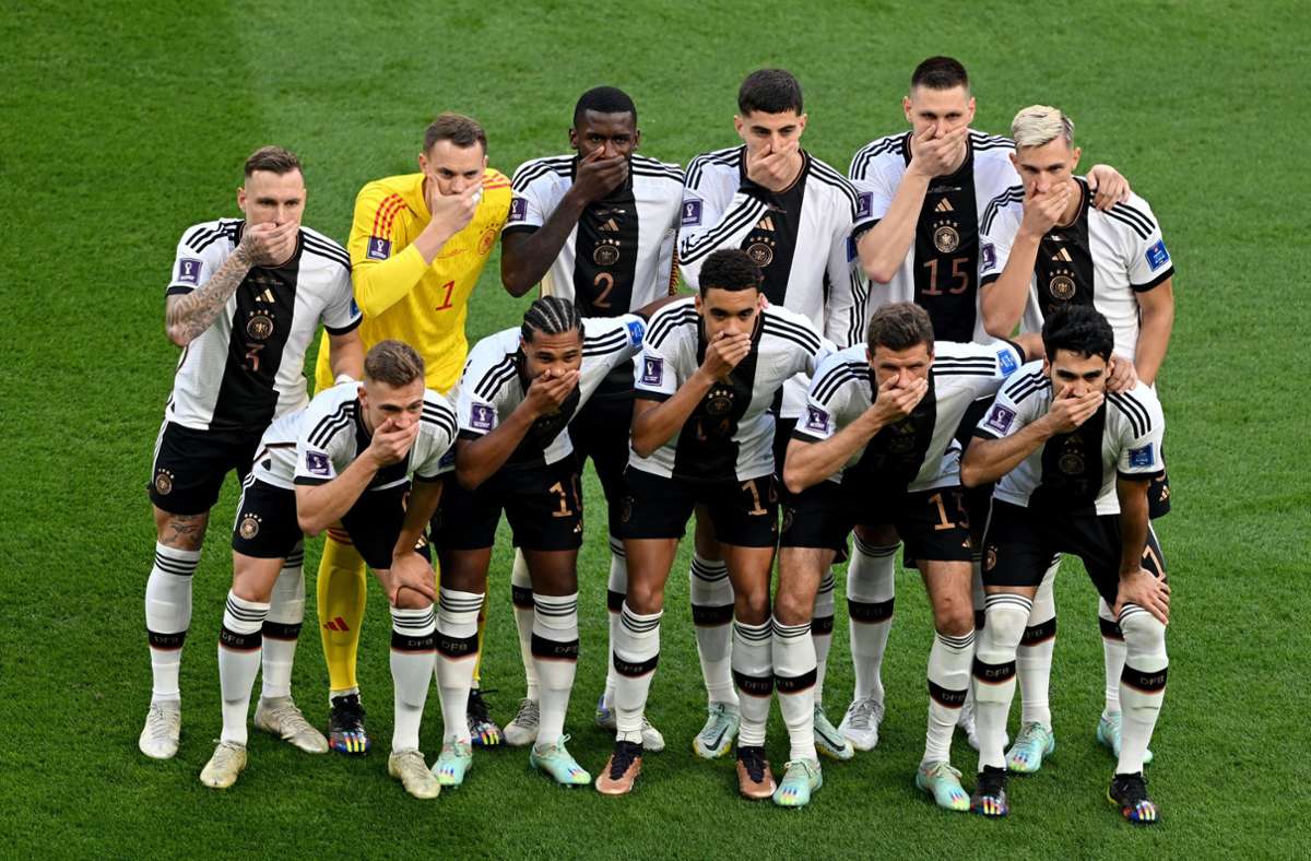 Die deutschen Spieler halten sich  demonstrativ den Mund zu Foto: dpa/Robert Michael
