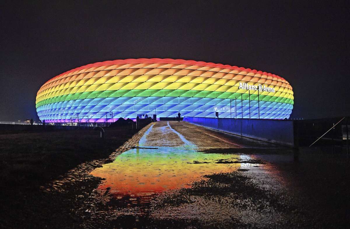 Verbotenes Farbenspiel: Die Münchner Arena darf bei der EM nicht bunt leuchten. Foto: imago/Sven Simon