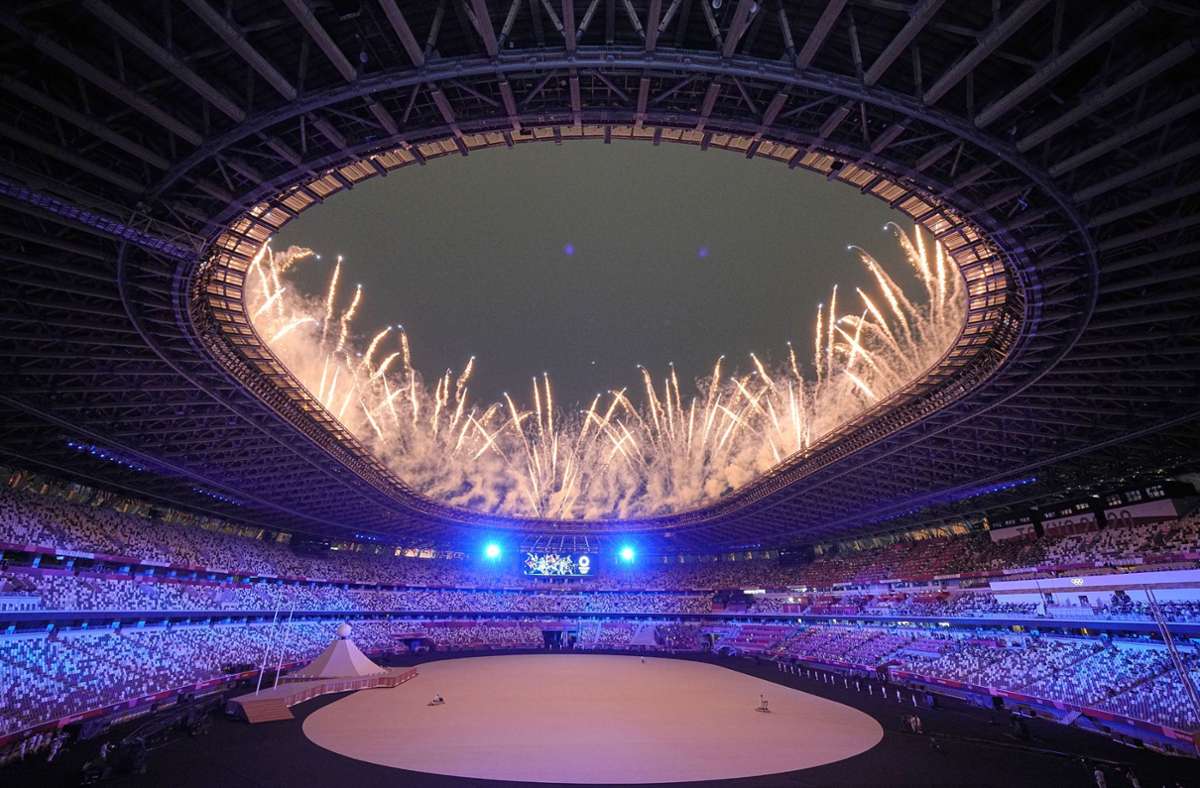 Mit viel Feuerwerk startete die Eröffnungsfeier der Olympischen Spiele in Tokio.
