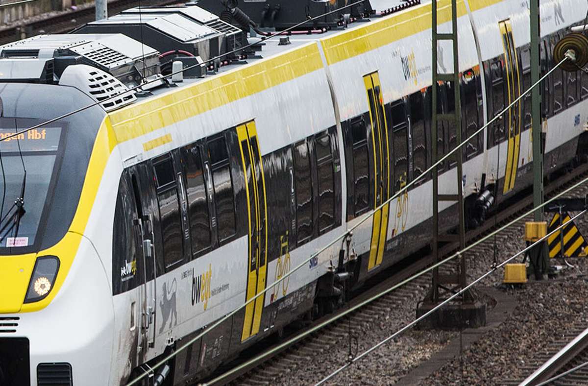 Belästigung im Zug nach Ludwigsburg: Mann fasst 27-Jährige an der  Hüfte an