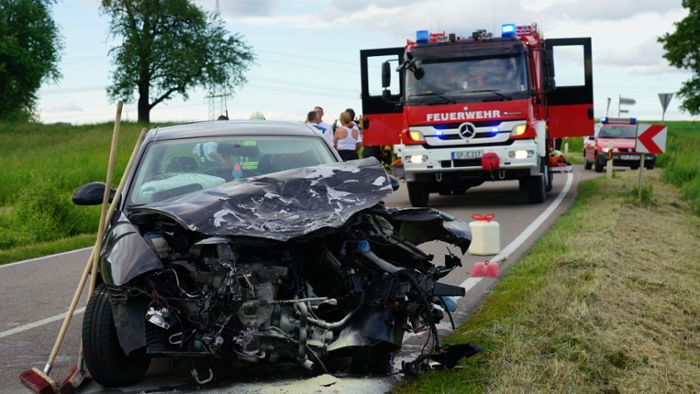21-jährige Autofahrerin gerät in Gegenverkehr – zwei Verletzte