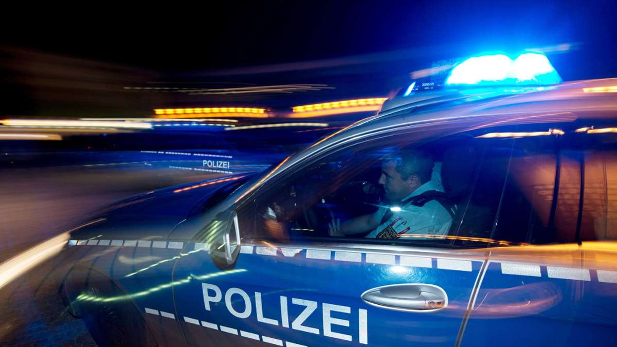 Tübinger Polizei sucht Zeugen und Gefährdete: Betrunkener Fahrer rast Polizei davon und rammt Streifenwagen