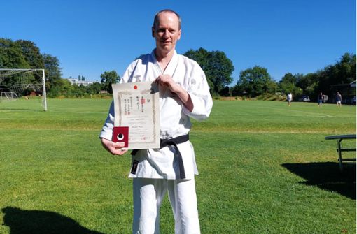 Alexander Haupt präsentiert stolz seine Urkunde: Sein langer Weg des Karate-Do hat einen weiteren Höhepunkt. Foto: privat
