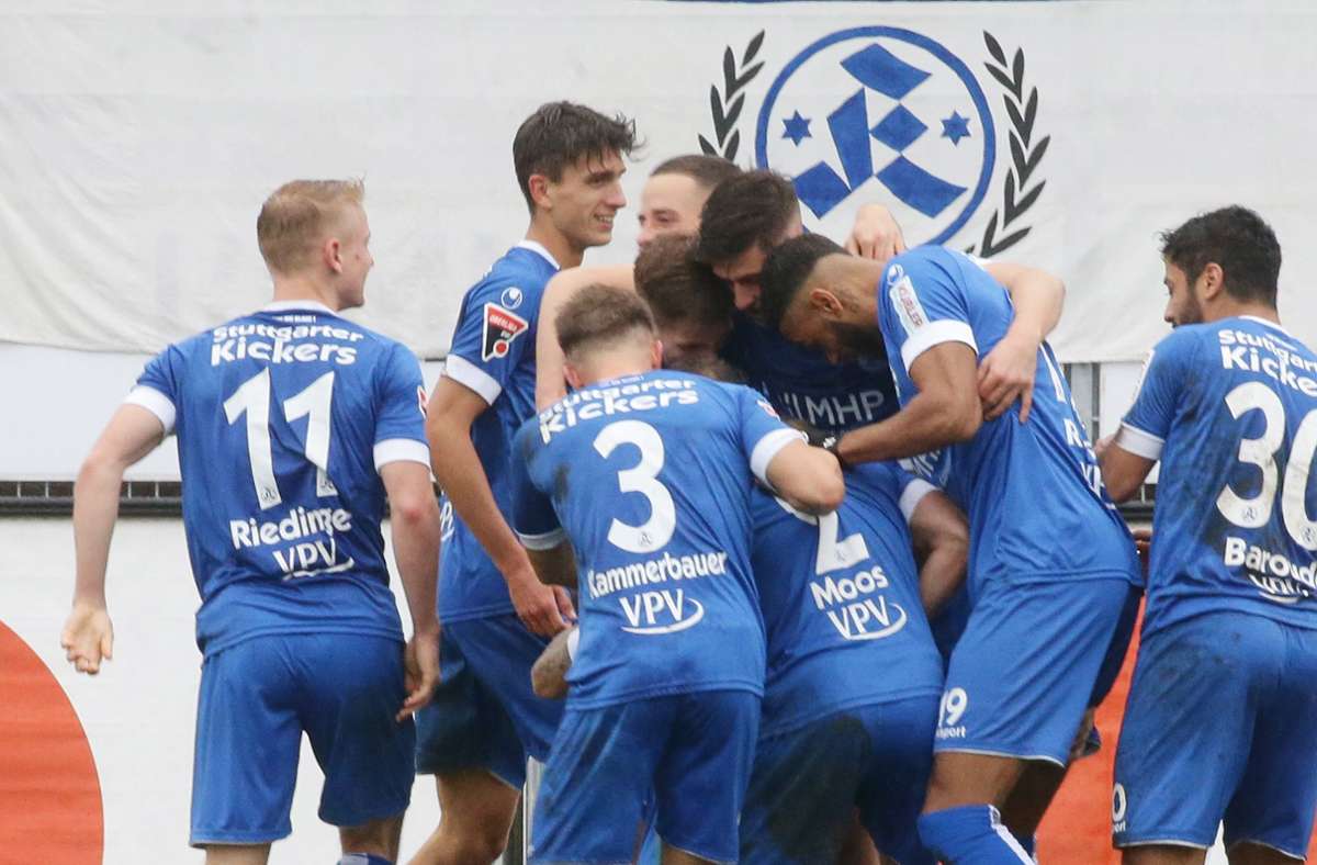 Die Spieler der Stuttgarter Kickers konnten gegen den 1. Göppinger SV fünf Tore bejubeln.