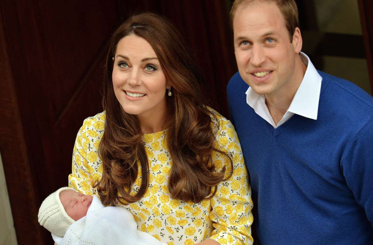 Nur wenige Stunden alt und schon passt das zarte Gelb von Charlottes Mützchen zum Kleid ihrer Mutter. Hier verlassen Kate und William mit ihrer frischgeborenen Tochter das Krankenhaus.