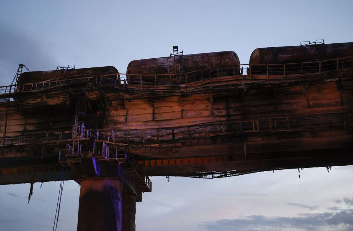 Ausgebrannte Waggons auf einem beschädigten Teil der Krim-Brücke