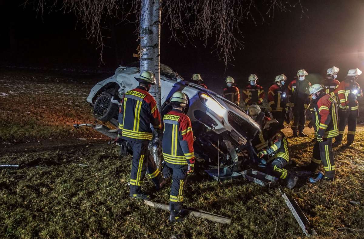 Nachdem der Wagen gegen zwei Bäume gestoßen war, blieb er auf der Seite stehend liegen.