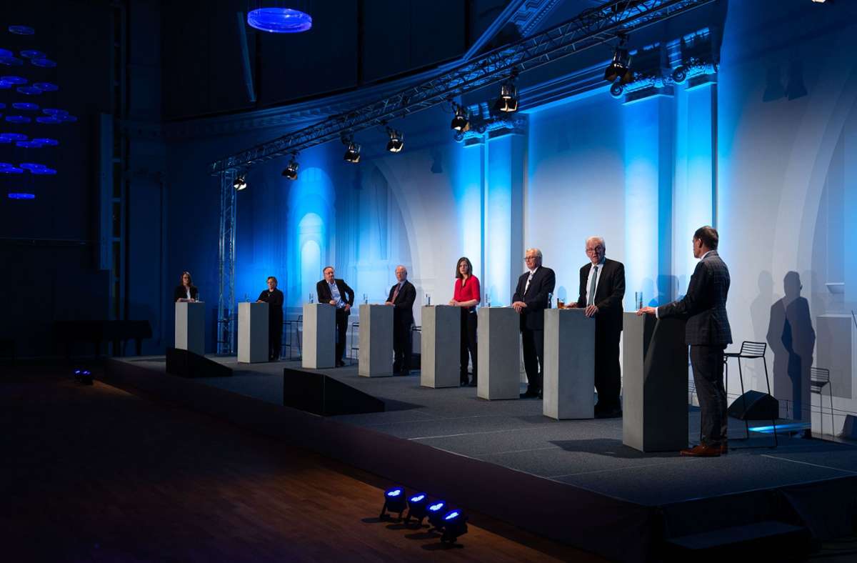 Ohne Publikum, dafür auf fast zehn Meter verteilt, trafen sich die Kandidaten bei der Podiumsdiskussion.