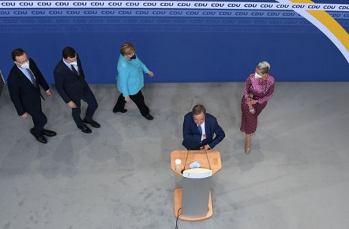 Am Abend der Bundestagswahl hat sich Jens Spahn (ganz links) noch hinter Armin Laschet (vorne) gestellt – nun rückt er kaum verhohlen von ihm ab. Foto: dpa/Kay Nietfeld