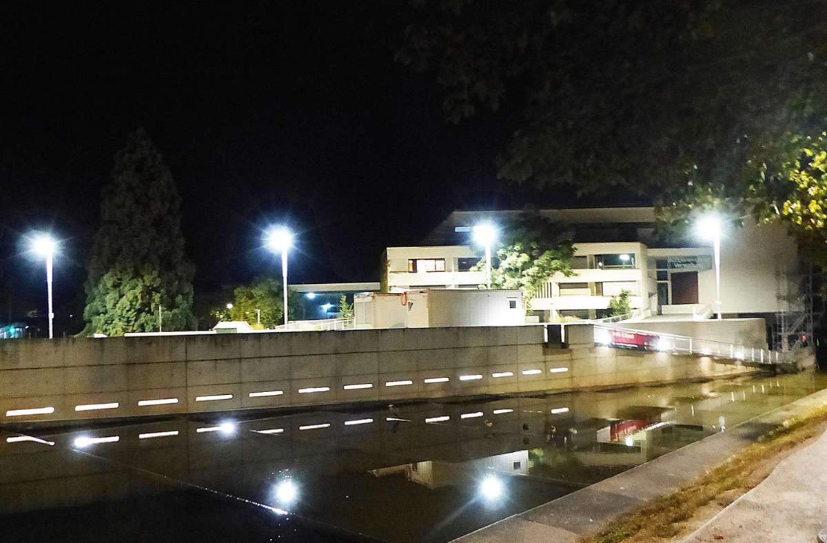 23.30 Uhr: Gleißendes Licht auf dem Parkdeck der Böblinger Kongresshalle, obwohl das nachts verwaist ist. Noch notwendig? Foto: Michael Stürm