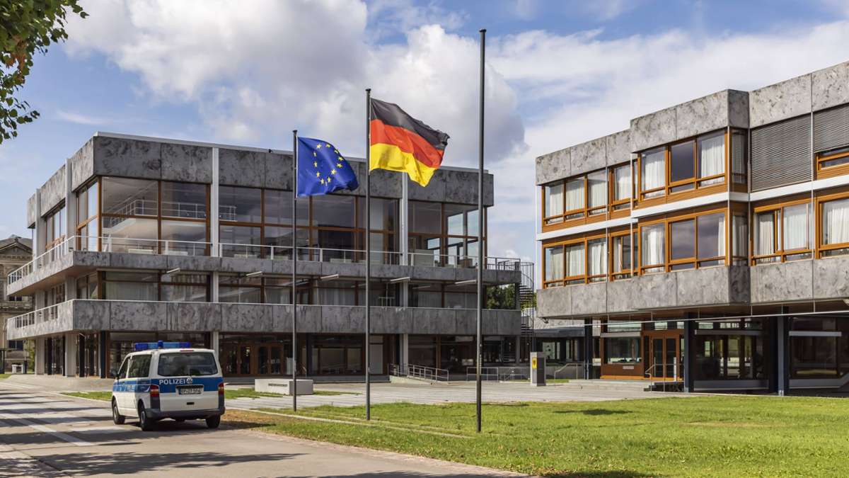 Karlsruhe: Lehrer mit Beschwerde wegen Wohnungsdurchsuchung erfolgreich