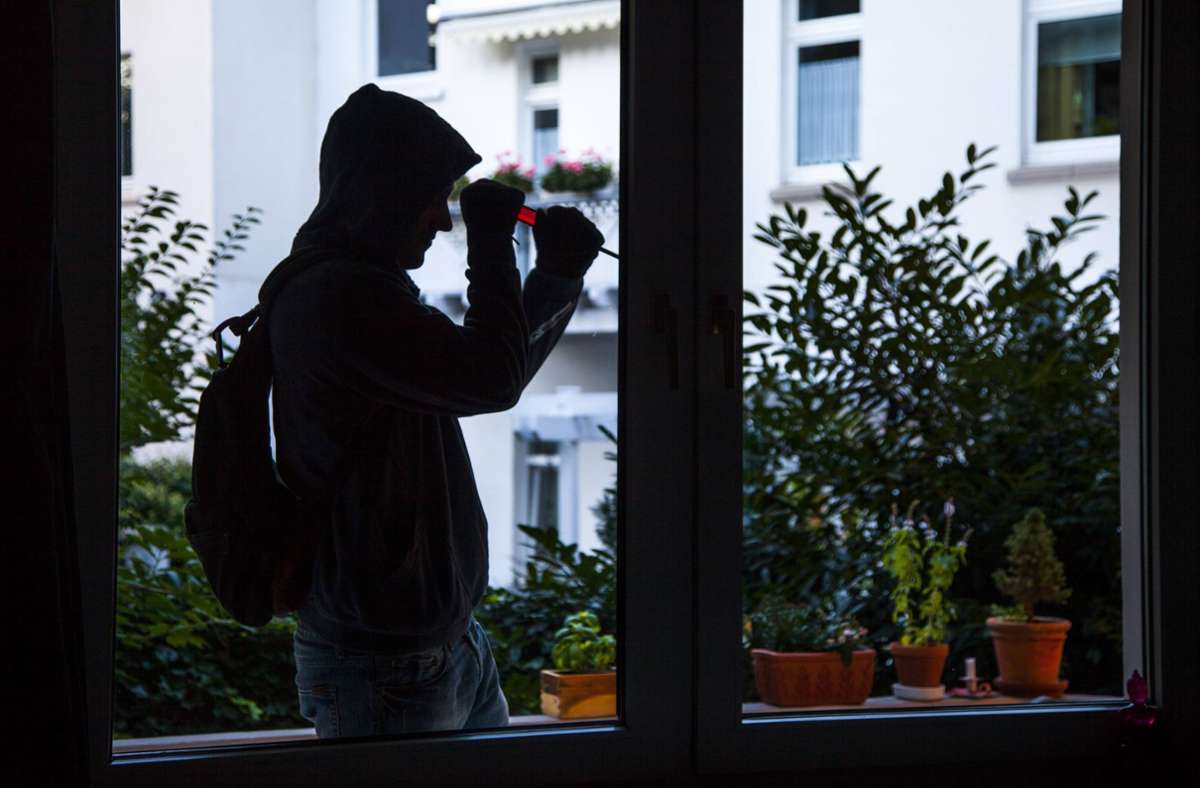 Ein Einbrecher hebelt ein Fenster auf. (Symbolfoto) Foto: /imago stock&people