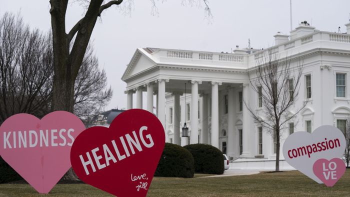 First Lady stellt zum Valentinstag Herzen vor das Weiße Haus