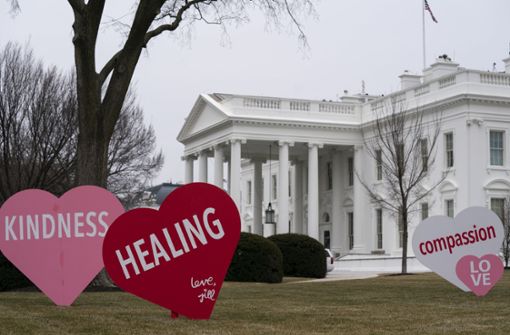 Vor dem Weißen Haus ließ Jill Biden große Herzen aufstellen. Foto: dpa/Evan Vucci