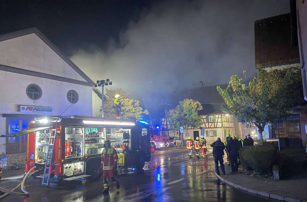 Der Brand brach in einer Scheune aus, in der Folge griffen die Flammen auf weitere Gebäude über.